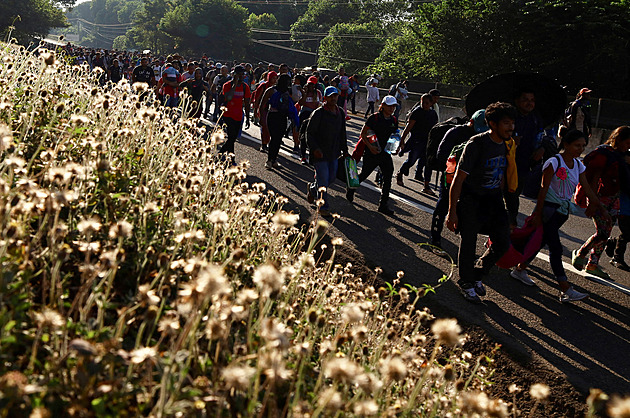 Přes Mexiko se k hranici s USA vydala karavana několika tisíc migrantů