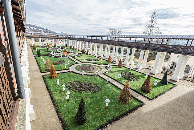 Oprava za 200 milionů je u konce, zahrady na zámku v Lysicích září novotou