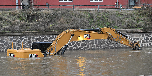 Rozvodněná řeka v Brně pohltila bagr, pokus o únik v hluboké vodě ztroskotal
