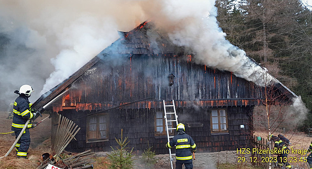 Na Šumavě hořela roubenka u Klostermannovy chalupy, škoda přesáhla 1,5 milionu