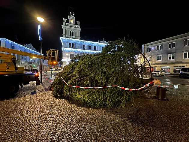 Silný vítr odřízl od elektřiny stovky lidí, v Chocni zlomil vánoční strom