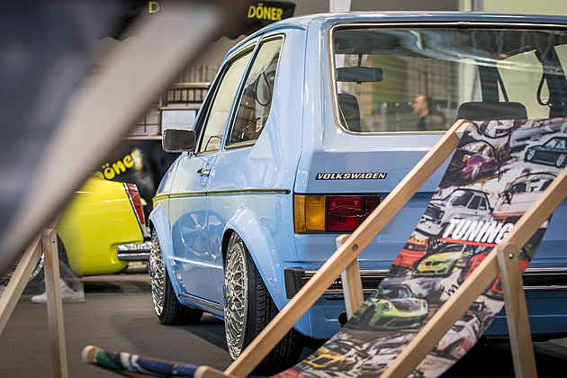 Upravují dacie i teslu. Do Essenu přijela i vytuněná policejní dodávka