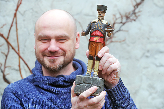 Krušnohorské dřevěné hračky schraňuje Tomáš Leicht. Má i hornickou pyramidu