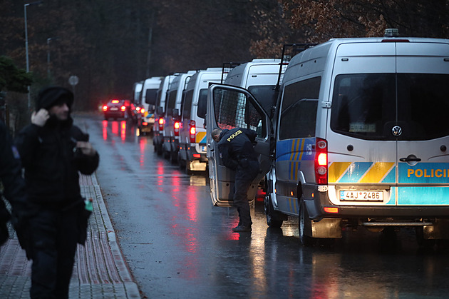 Dvoudenní prohledávání Klánovického lesa skončilo. Policisté dál hlídají okolí