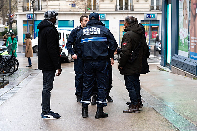 Bombami hrozil třináctiletý kluk. Ve Francii ochromil úřady, letiště i školy