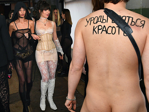 Ruské hvězdy se kají za nahou party. Rapera za ponožku na penisu zavřeli
