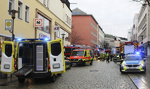 V Pasově vjelo nákladní auto do chodců, zemřela matka s malou dcerou