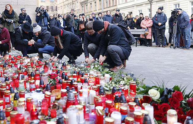 Násilí v civilizované společnosti nemá místo, zní z univerzit. Zřídily pietní místa