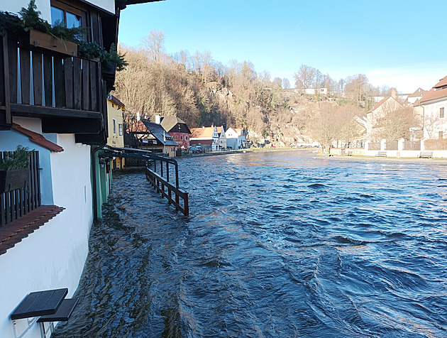 Hladiny řek v Česku klesají, povodňový stav trvá na dvou desítkách míst