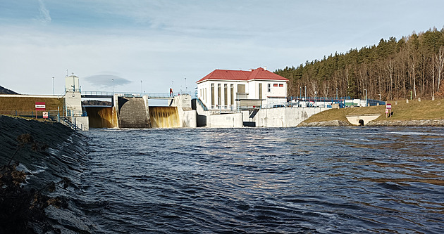 Z Lipna upouští vodu ve velkém, 87 kubíků za sekundu ale Krumlov ustojí