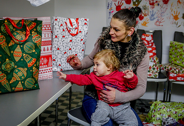 Vánoční přání se vyplnila i dětem v azylovém domě, dostaly dron či panenky