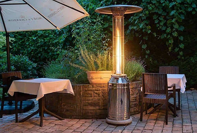 Silvestra lze slavit i venku, třeba u ohniště nebo pod plynovým ohřívačem