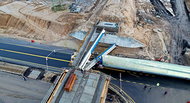 Řidič zbořil vrtulí pro elektrárnu nově postavený nadjezd, neodhadl výšku