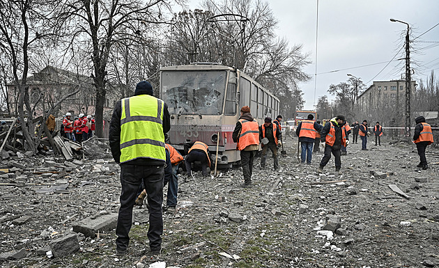 Zelenskyj oznámil 39 obětí ruského úderu. Kreml hlásí mrtvé v Belgorodu