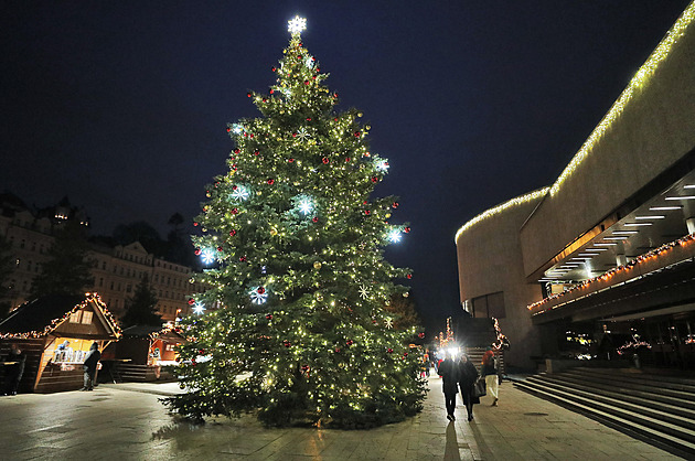 VIDEO: Vánoční strom v Karlových Varech se zlomil. Nevydržel nápor živlu