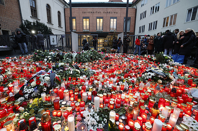 Praha zahájila pietu. Nadaci UK věnuje pět milionů na podporu rodin obětí