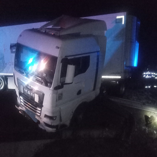 Na D1 dostal kamion smyk a dálnici ve směru na Prahu na čtyři hodiny zavřel