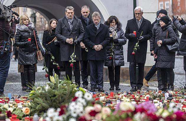 Ve Vítu je mše za oběti střelby. Musíme se semknout, řekl Vystrčil při pietě