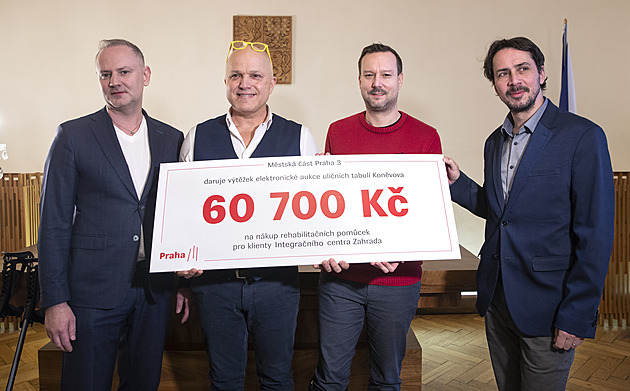 Jediným příhozem vydražil ceduli z Koněvovy ulice, vystaví si ji na schodišti