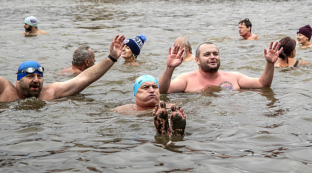 Otužilci zrušili závod, přesto se smočili. Vltava byla špinavá a měla silný proud