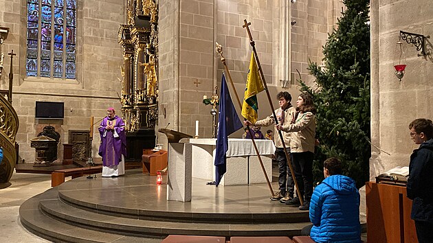 Sobotn� rann� bohoslu�bu k Betl�msk�mu sv�tlu spojil plze�sk� biskup Tom�...