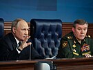 Ruský prezident Vladimir Putin náelník generálního tábu Valerij Gerasimov...