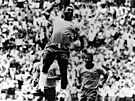1970. Pelé slaví svj gól proti Mexiku na mistrovství svta.
