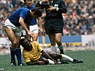 Pelé ve finále mistrovství svta v roce 1970 po tvrdém zákroku italských...