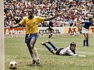 JE TAM. Pelé se raduje z prvního gólu ve finále MS 1970. Na zemi pihlíí...