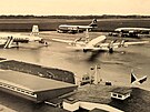 Odbavovací plocha let Shannon v roce 1957 zachycuje dva letouny DC-7 PAA, a...