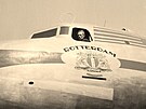 Kapitán Adriaan Viruly vyfocený v pilotním okn letounu DC-4 Skymaster dne...
