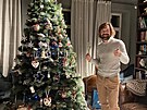 Italský fotbalový trenér Andrea Pirlo a jeho stromeek s vintage vánoními...