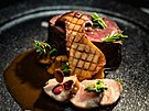 Terin steak z jelena s grilovanou hlívou a omákou z foie gras
