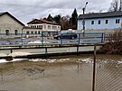 Rozlitý Zlatý potok v obci Dobronín na Jihlavsku. (25. prosince 2023)