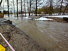 Rozvodnná Sázava pod Bránským rybníkem ve áe nad Sázavou. (25. prosince...