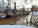 Rozvodnný Strský potok u barokního mostu ve áe nad Sázavou. (25. prosince...