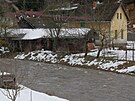 Rozvodnná Sázava v obci Sázava na ársku. Tok tam dnes dosáhl 3. stupn...