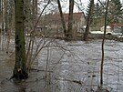 Rozvodnná Sázava v obci Sázava na ársku. Tok tam dnes dosáhl 3. stupn...