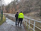 Rozvodnná eka Jihlava zaplavila ást cyklostezky i zahrádky v Jihlav. (25....