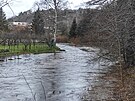 Rozvodnná eka Jihlava zaplavila ást cyklostezky i zahrádky v Jihlav. (25....
