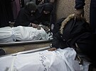 Palestinci truchlí za své píbuzné, kteí zahynuli pi izraelském bombardování...