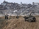 Vozidla izraelské armády a vojáci u hranic s Pásmem Gazy na jihu Izraele. (23....