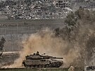 Izraelský tank se pohybuje nedaleko hranice s Pásmem Gazy na jihu Izraele. (23....