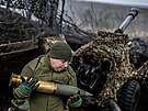 Ukrajinský voják nese náboj pro houfnici L119 bhem stelby na ruské jednotky u...