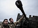 Písluníci ukrajinské útoné brigády Fury stojí u dla S60 poblí frontového...
