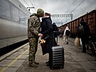 Ukrajinský voják Vjaeslav na vlakovém nádraí v Kramatorsku zdraví svou enu...