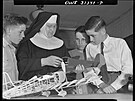 Mary Aquinas Kinskey staví se svými áky modely letadel.