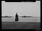 Sestra Mary Aquinas Kinskey prochází kolem hangáru na letiti ve Washingtonu....