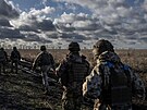 Ukrajintí vojáci 55. samostatné dlostelecké brigády kráejí na pozici u...