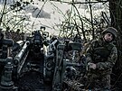 Ukrajinský voják 55. samostatné d�lost�elecké brigády p�ipravuje houfnici M777...